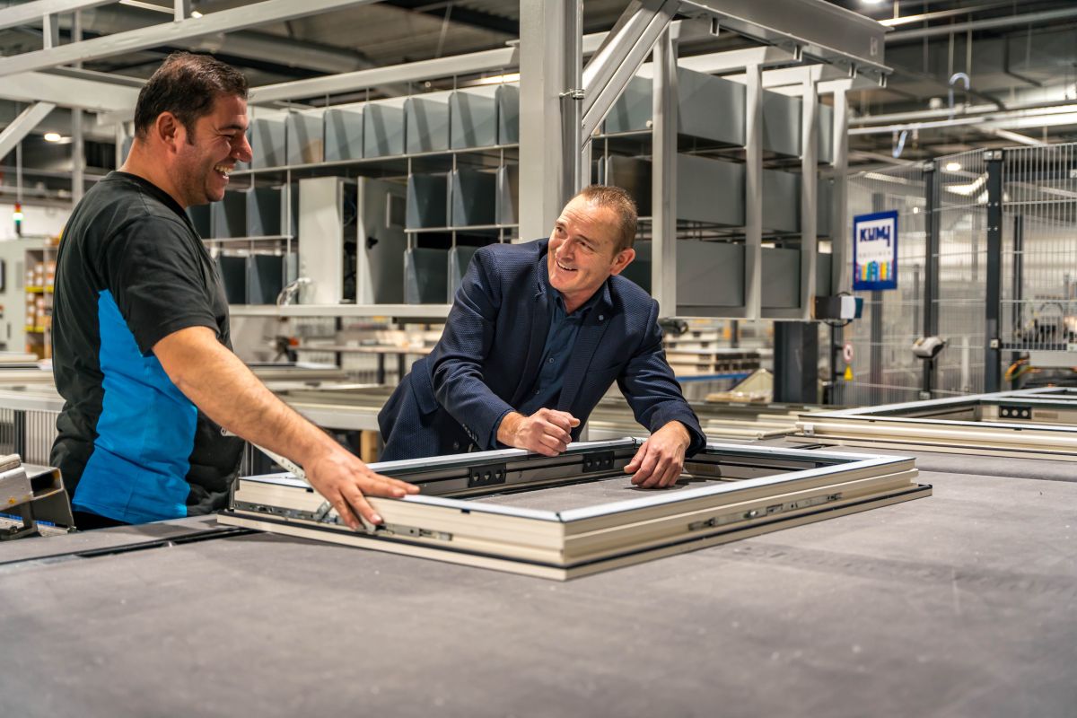 personeel van kumij in de fabriek