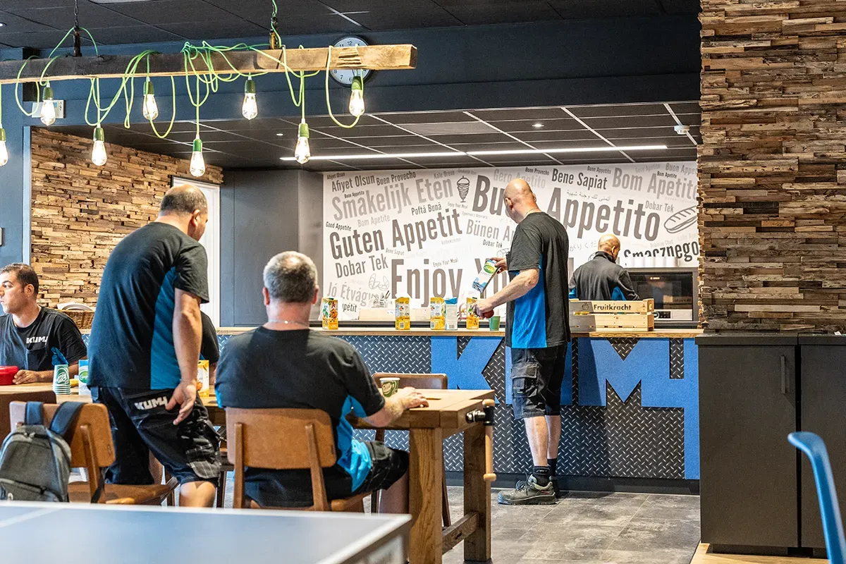 Kantine met personeel bij Kumij